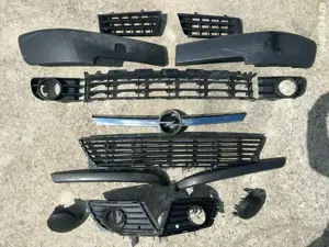 Ornamente bara fata plus gile si emblema Renault Megane 2 / Opel Corsa C grila proiectoare 