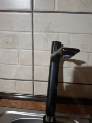 Baterie neagra înaltă pt chiuveta pe blat.