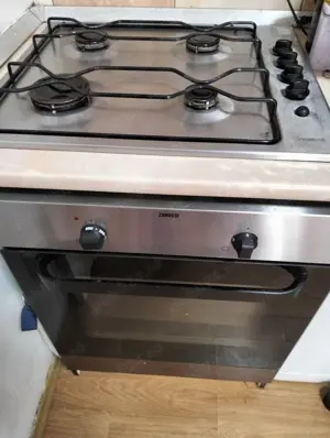 Vând Plită cu 4Ochiurii pe Gaz. Vând și Cuptor Electric mare. Toate in stare f. bună.