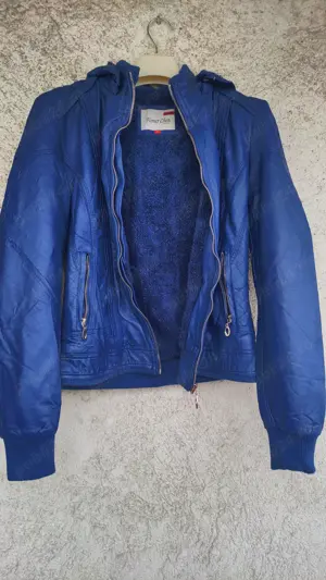 Vând geacă albastra pentru femei, din piele ecologică - imagine 2