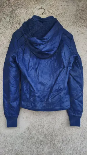 Vând geacă albastra pentru femei, din piele ecologică - imagine 3