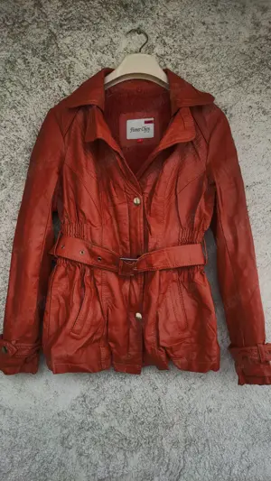 Vând geacă portocalie pentru femei,din piele ecologică