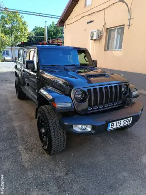 Vând Jeep Gladiator.