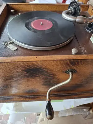 Gramofon vechi din 1920 - imagine 2