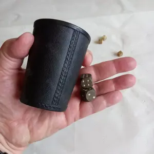 pahar din piele pentru jocuri cu zaruri + zaruri de lemn și os