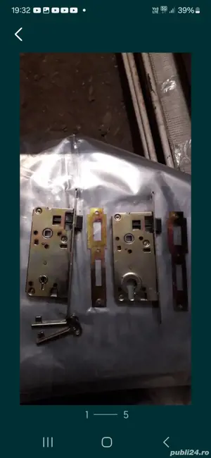 Vand broaste cu cheie sau yala,balamale si manere cu rozeta pentru usi lemn.