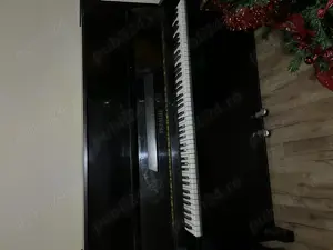 Vând pianina 