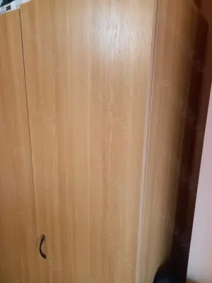 Vand dulap mare cu 4 uși,stare perfecta,fara defecte,interior compartimentat pt umerașe și raftur