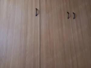 Vand dulap mare cu 4 uși,stare perfecta,fara defecte,interior compartimentat pt umerașe și raftur - imagine 3