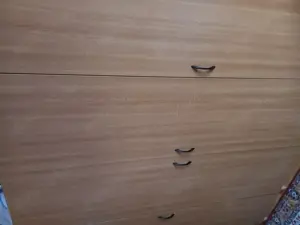 Vand dulap mare cu 4 uși,stare perfecta,fara defecte,interior compartimentat pt umerașe și raftur - imagine 4