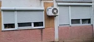 Vând  2 geamuri termopan cu rulouri  din plastic  