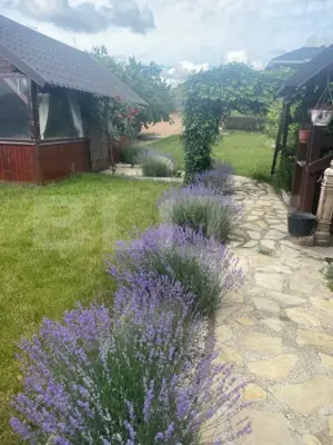 Casa individuala, cu 4 camere, 240 mp, 800 mp teren, zona Burdujeni