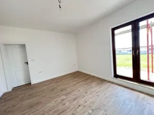 Locuință Impresionantă cu 4 Camere și 3 Băi   Jumătate Duplex în Giroc - imagine 8
