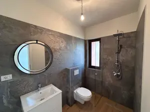 Locuință Impresionantă cu 4 Camere și 3 Băi   Jumătate Duplex în Giroc - imagine 13