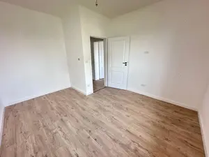 Locuință Impresionantă cu 4 Camere și 3 Băi   Jumătate Duplex în Giroc - imagine 12