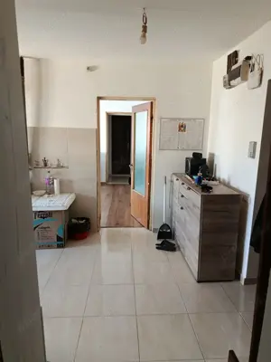 Vanzare apartament 3 camere semidecomandat - imagine 2