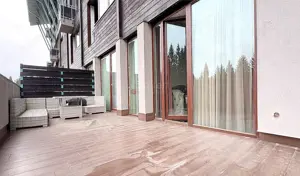 Terase generoase cu vederea spre padure