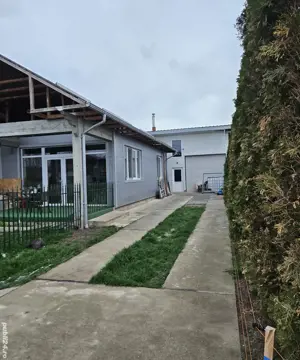 Teren de 450 mp cu locuinta de 96 mp si spatiu de depozitare de 120 mp