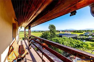 Casa mobilata, accesorizata, luminoasa, vedere munte, zona verde