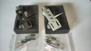 Vand headshell pentru pick-up, culoare alb negru.