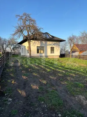 Casă cu 6 camere, 160 mp, și teren generos de 900 mp, zona Ciprian Porumbescu