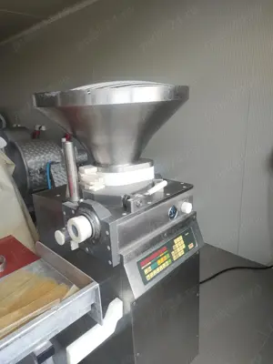 Aparat de umplut mezeluri cu vacuum 