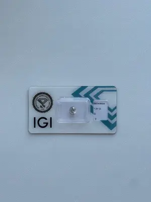 Vând diamant oval 1.01ct