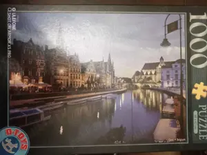 Vand 3 puzzle-uri 1000 piese NOI pret pe toate 3 este de 120 lei