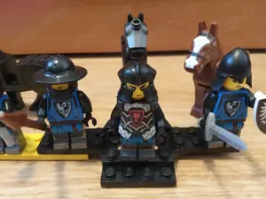 Lot cavaleri Lego Lion knights si black falcons - imagine 4