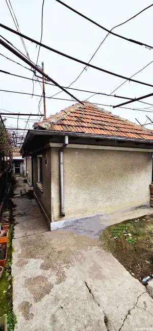 vând teren cu casă din chirpici și cărămidă 