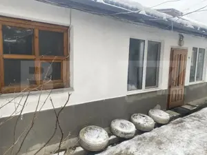 Casa de vanzare, cu 3 camere, 76 mp + anexă 20 mp, zona Vatra Dornei