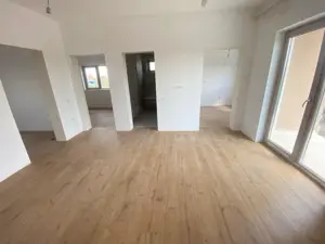 Apartament 3 camere etaj intermediar