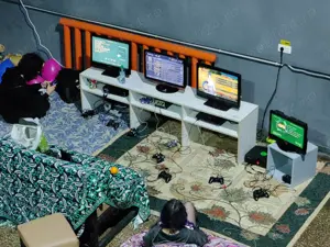 Retro Host Organizare Evenimente 80s 90s Oldies Vintage Setup Video Retro Gaming LAN Party Hosting