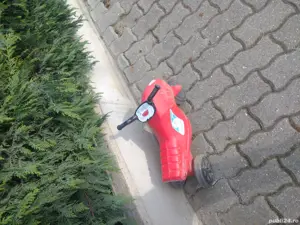 motoreta plastic roșie 