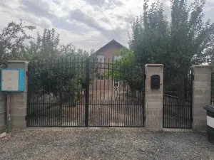 De vânzare casă cu etaj.