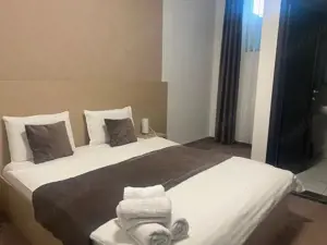 Titan-hotel 3 stele - imagine 2