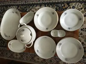Serviciu de masa, din portelan Bulgaria, 24 piese, neutilizat.