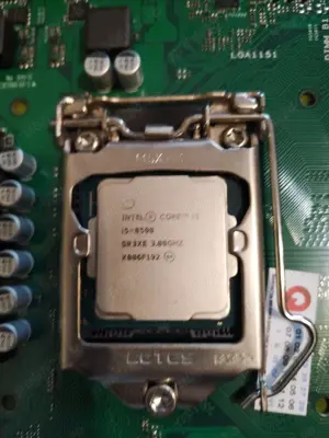 Kit Intel: placa de baza Asus Q370M-C si procesor i5-8500 socket 1151 v2 - imagine 2