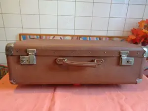 Valize vechi de epoca,joc  vintage ptr.copii cu masinute din tabla ,de colectie