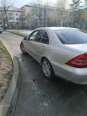 Vînd Mercedes c clasa din 2004 - imagine 6
