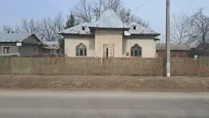 Casa  de  vinzare  cu  teren   de 2636 mp  ieftina  la  Gherghita   pozitie excelenta  pentru  vila