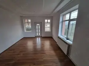 A 39 Proprietarul vinde in Buhuși ,casa 3 camere  la strada ,  - imagine 2