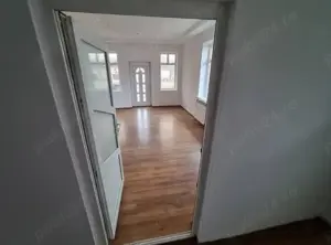 A 39 Proprietarul vinde in Buhuși ,casa 3 camere  la strada ,