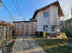 A 38 Proprietarul vinde 2 case cu 510 mp teren in Șerbănești Bacău