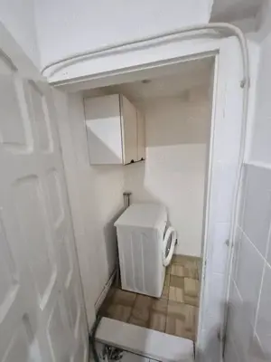 A 34 Proprietarul vinde apart 2 cam demisol strada George Bacovia mobilat ,utilat ,cu centrala ,, - imagine 10