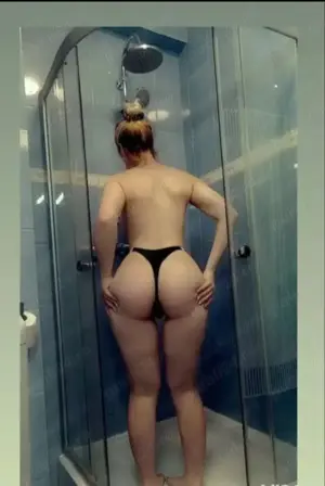 Bruneta cu servici totale.