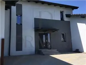 Triplex - zona foarte buna- ocupabil imediat