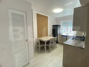 Apartament ultracentral de vânzare , 2 camere -renovat complet  - imagine 3