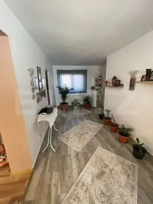 Casa cu 3 camere, 90 mp, 2 anexe gospodaresti si teren de 3000 mp, zona Crucisor