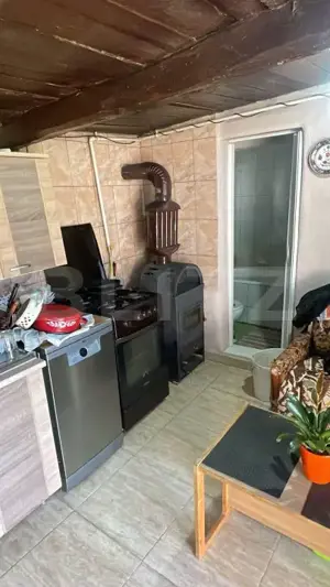 Casa cu 3 camere, 90 mp, 2 anexe gospodaresti si teren de 3000 mp, zona Crucisor - imagine 6